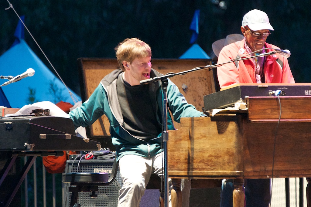 Kyle Hollingsworth and Bernie Worrell playing keyboards